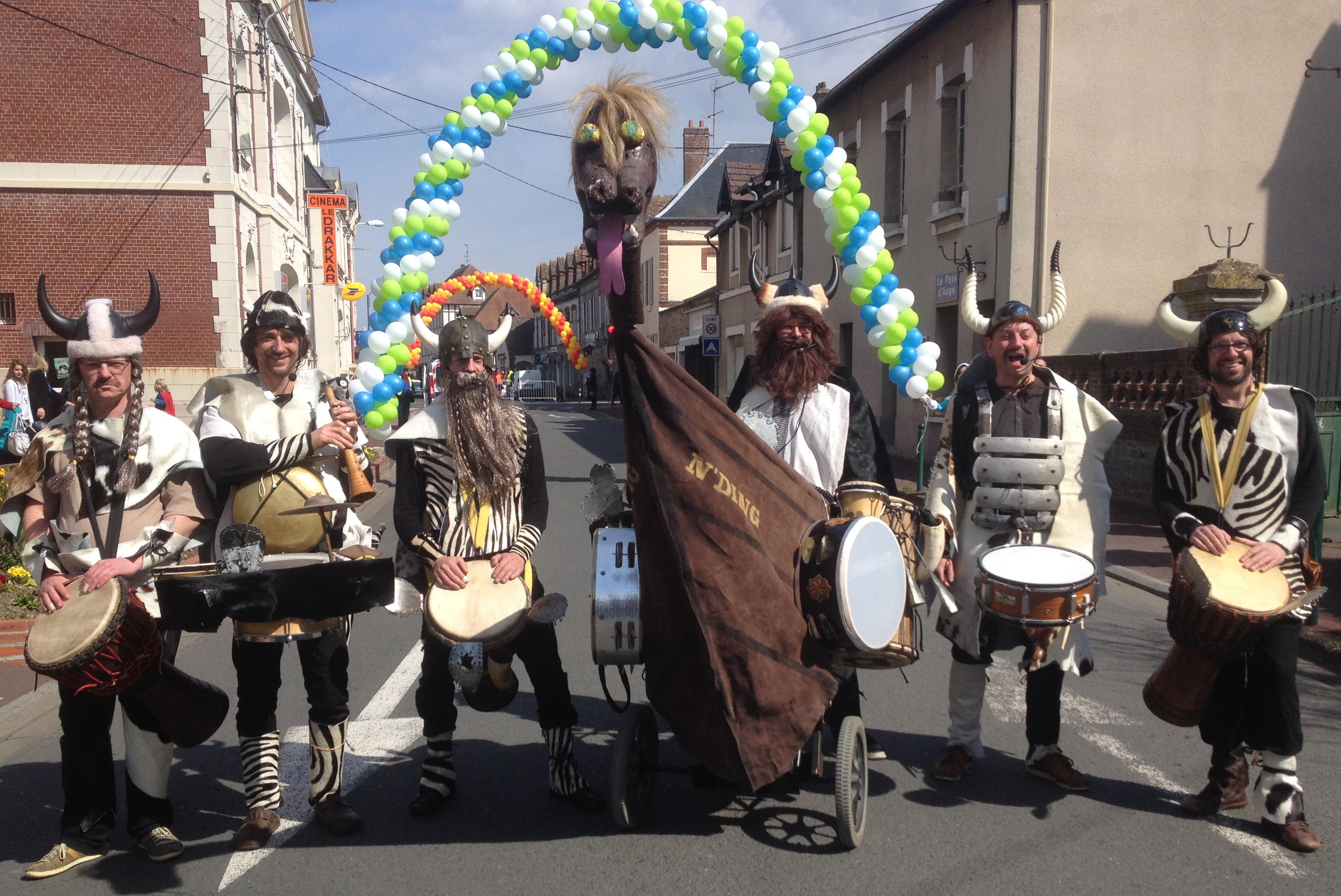 Percussions et chants festifs déambulants